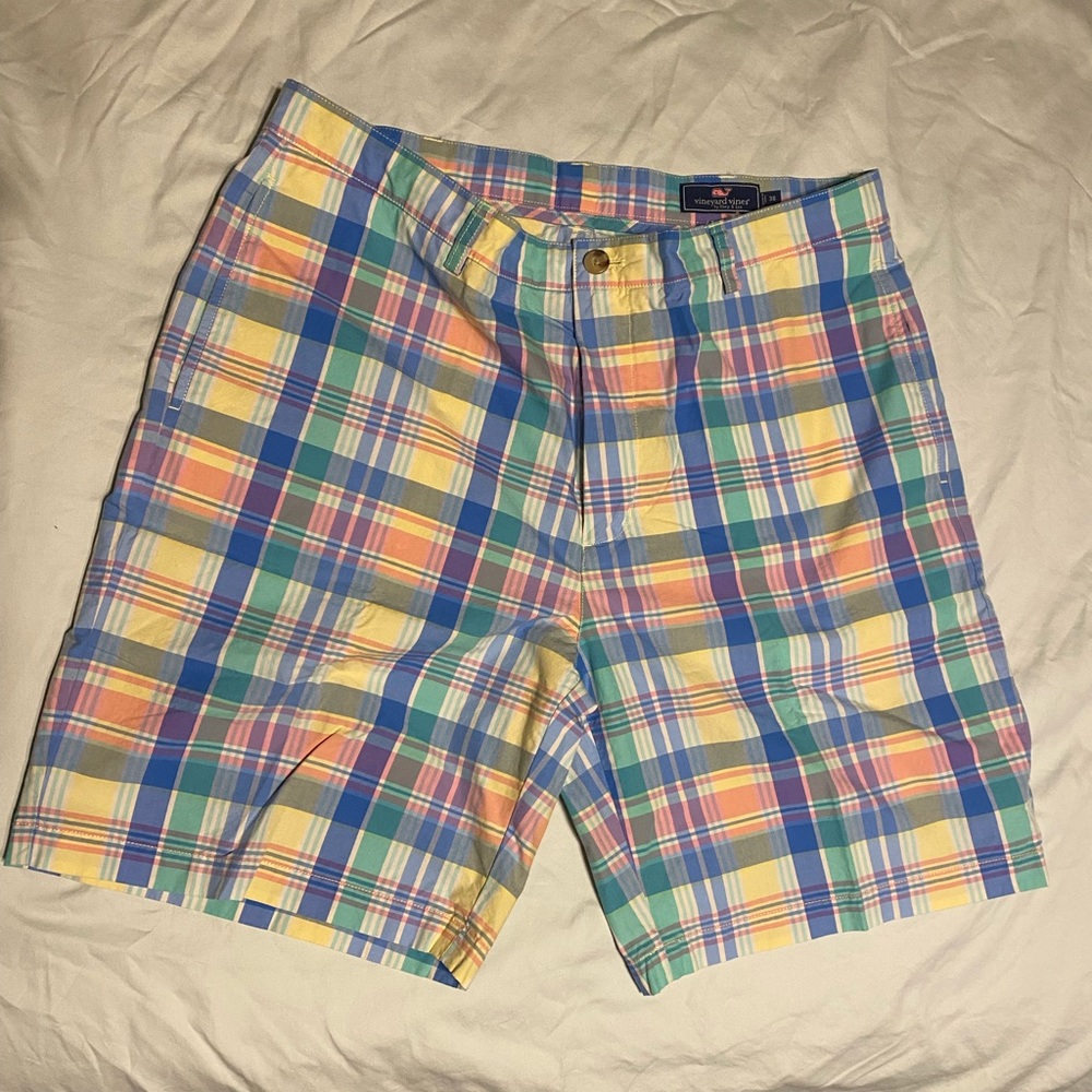Vineyard Vines Plaid men’s shorts 38. LIKE NEW!